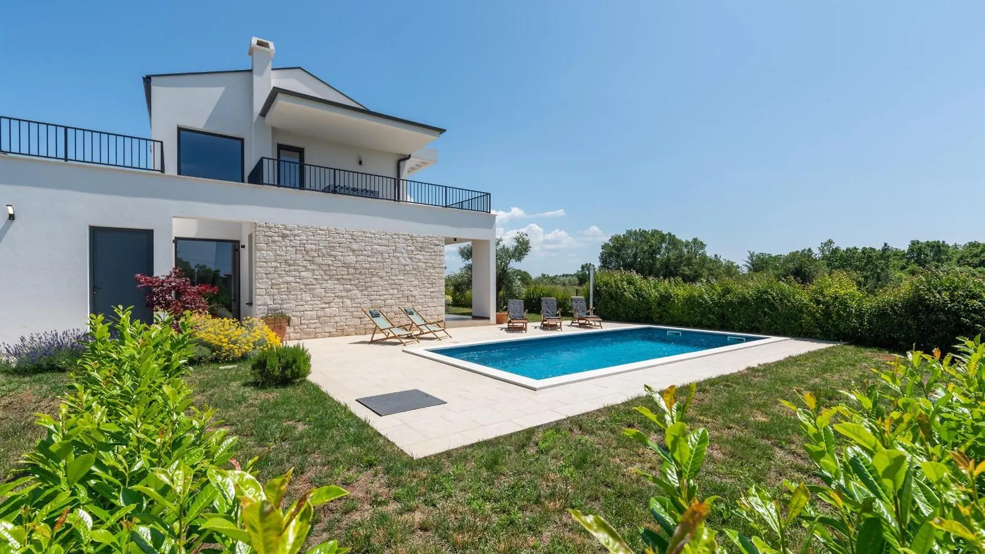 Tola Villa Rapavel