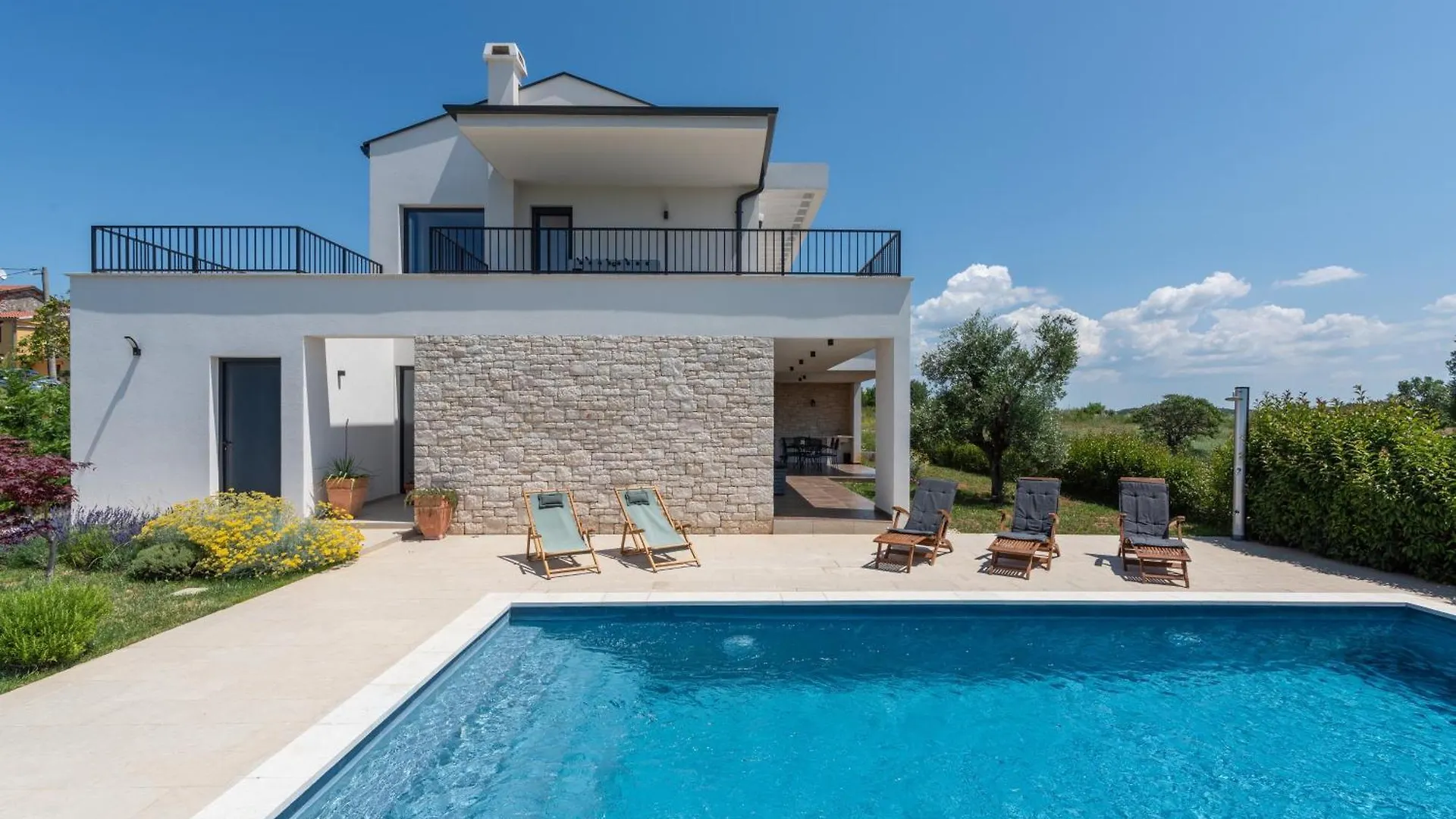 Tola Villa Rapavel